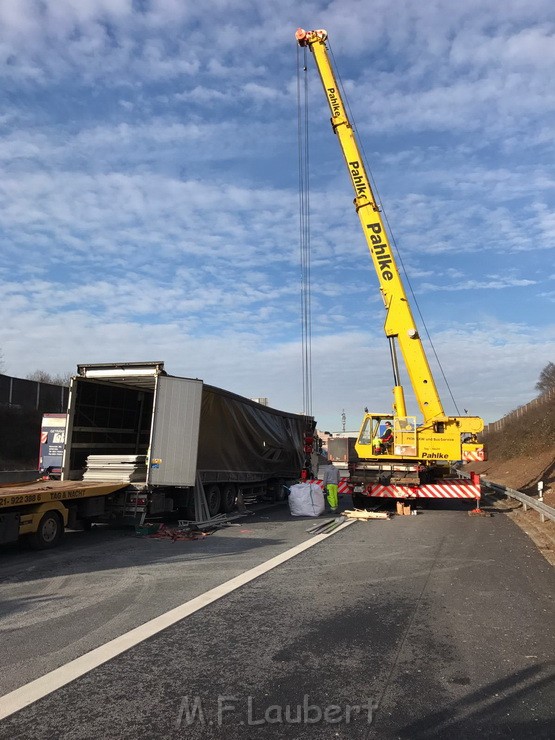 LKW Ladung verschoben A 3 Rich Oberhausen Hoehe AS Koeln Dellbrueck SP P20.jpg